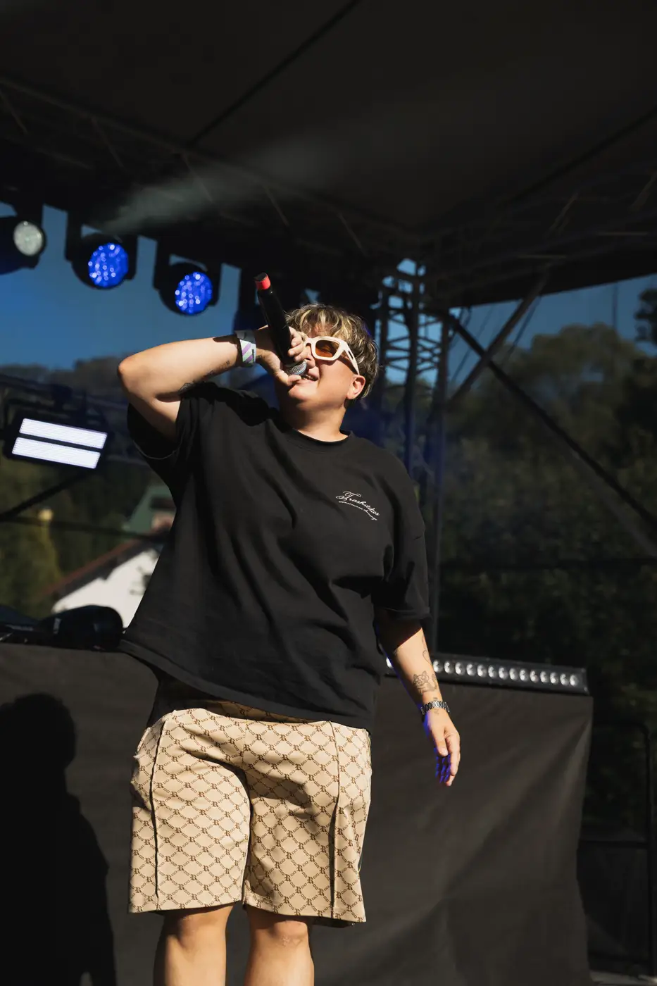 Festival TLAK 2026 — Rapper v černém tričku na pódiu