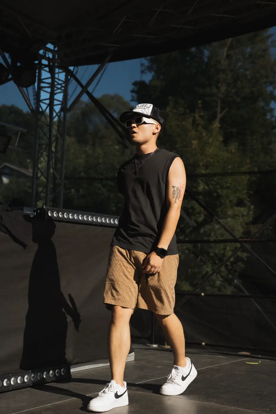 Festival TLAK 2026 — Rapper v černém tílku na pódiu Rap Stage