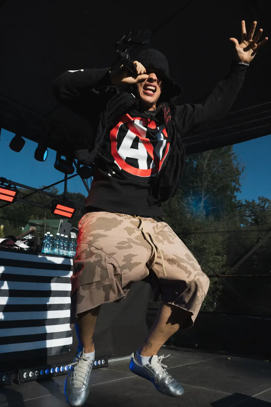 Festival TLAK 2026 — Rapper ve výskoku nad pódiem