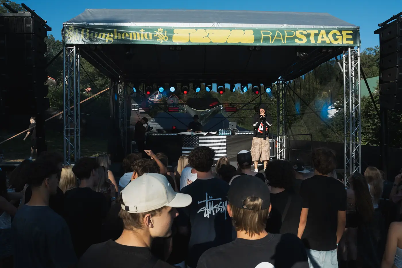 Festival TLAK 2026 — Pohled z davu na pódium Rap Stage