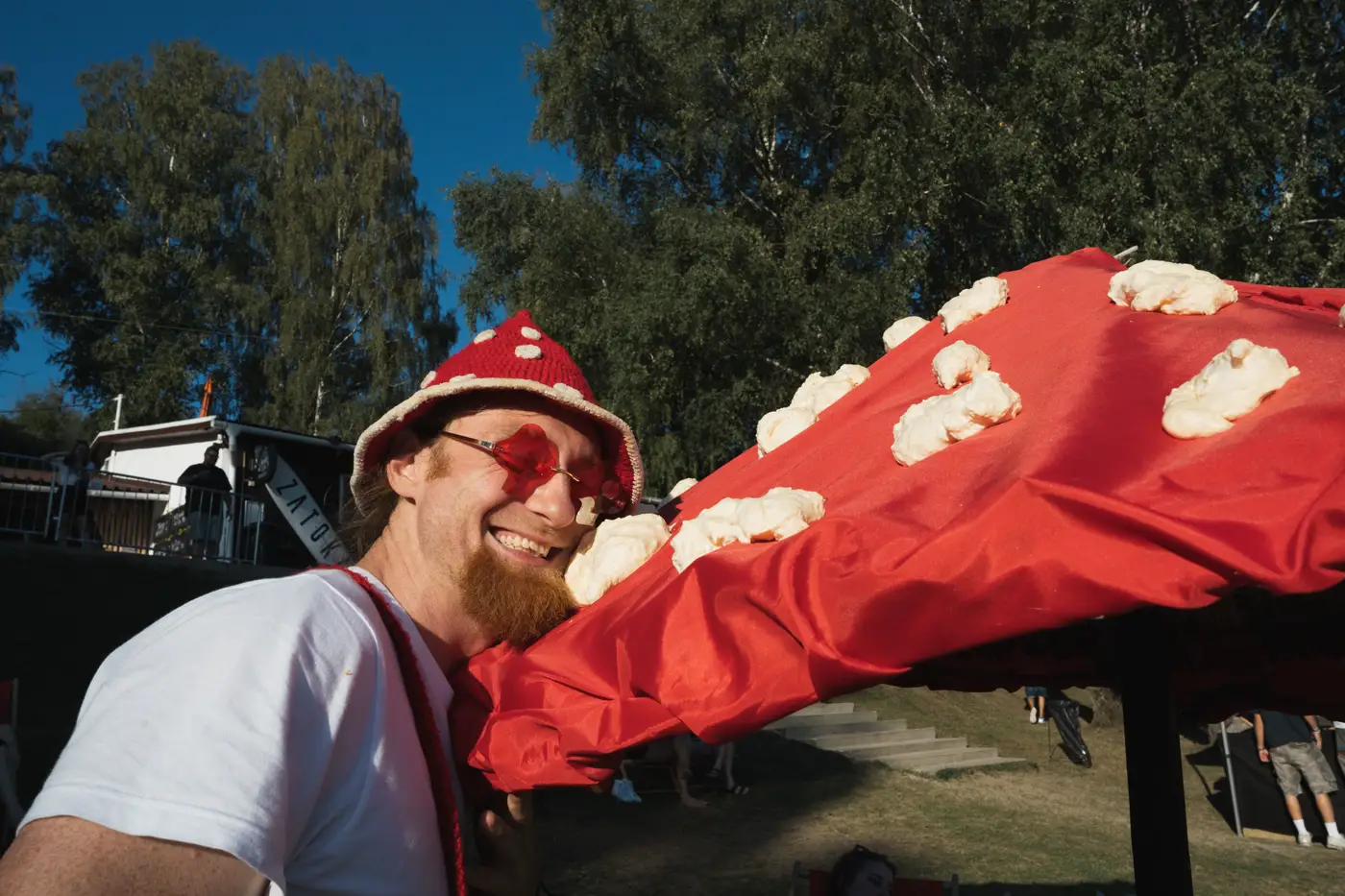 Festival TLAK 2026 — Návštěvník v klobouku u nafukovací dekorace