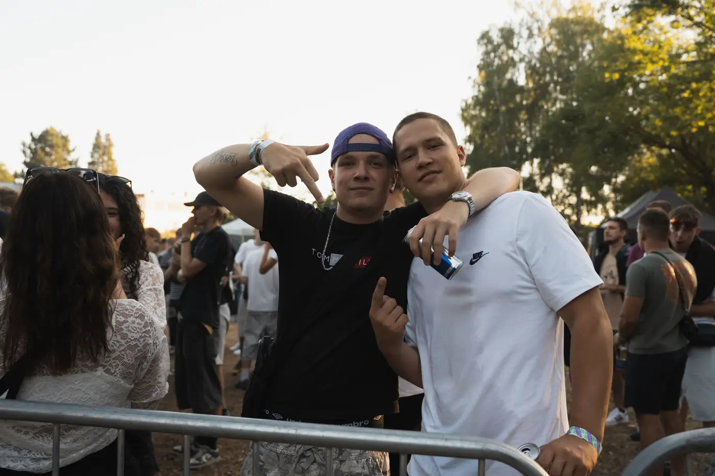 Festival TLAK 2026 — Dva návštěvníci pózují u zábradlí