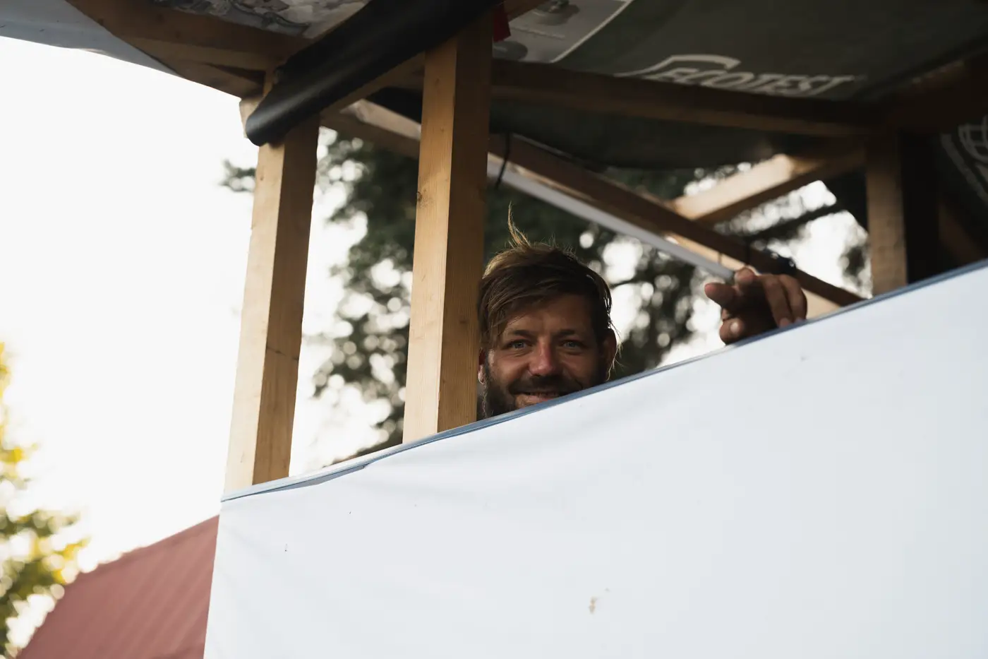 Festival TLAK 2026 — Návštěvník festivalu v odpoledním slunci