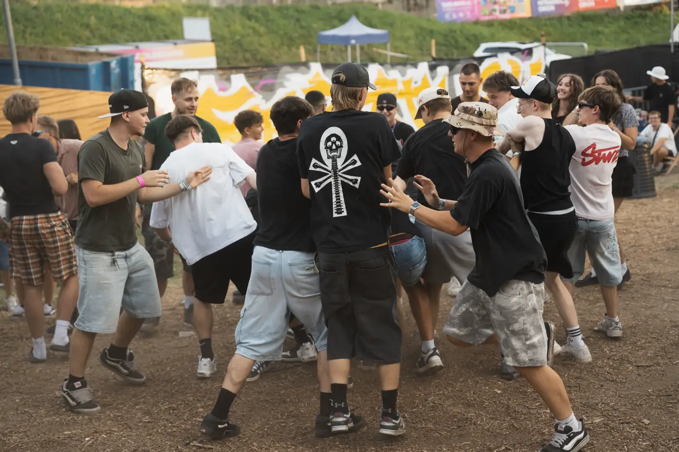 Festival TLAK 2026 — Taneční kruh v prachu před pódiem