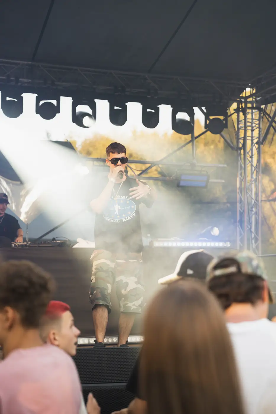Festival TLAK 2026 — Pódium v kouři a siluety diváků
