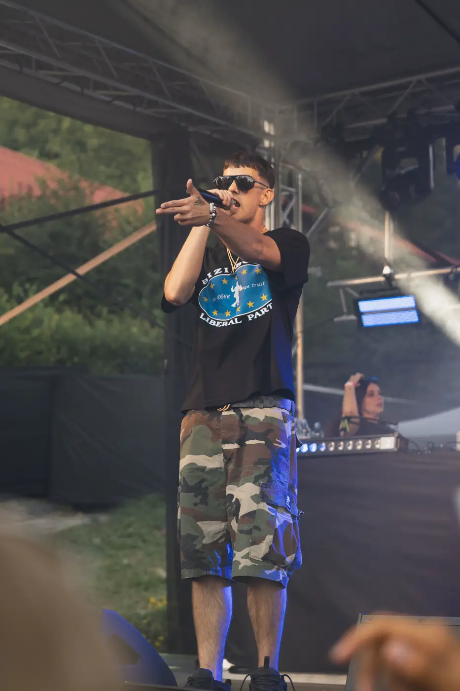 Festival TLAK 2026 — Rapper v maskáčových kraťasech na pódiu