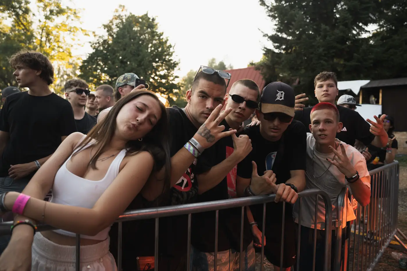 Festival TLAK 2026 — Návštěvníci u zábradlí před pódiem