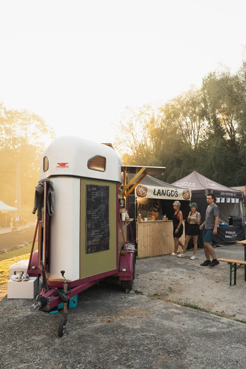 Festival TLAK 2026 — Stánek s langoši v podvečerním světle