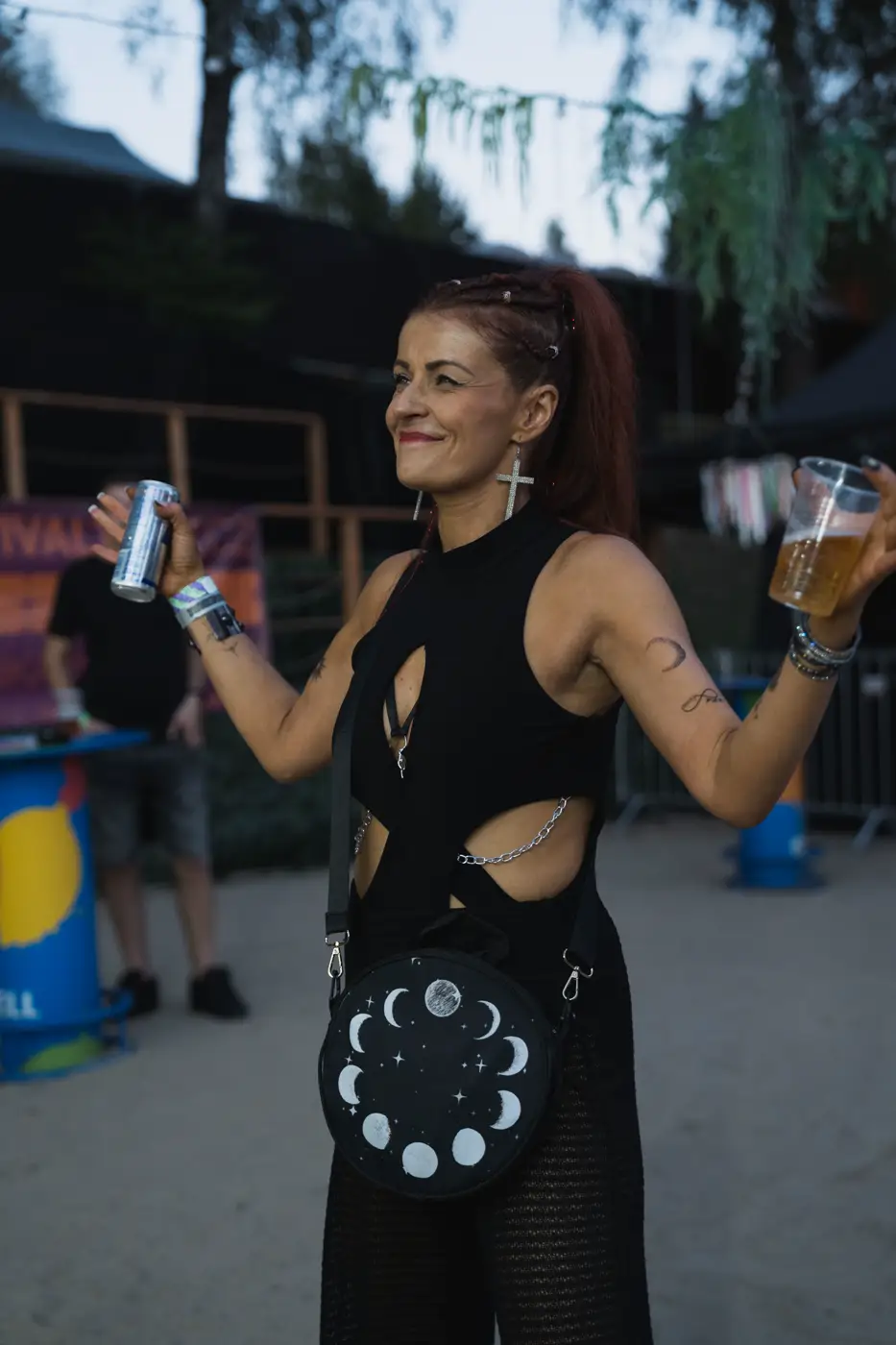 Festival TLAK 2026 — Návštěvnice s nápoji v ruce