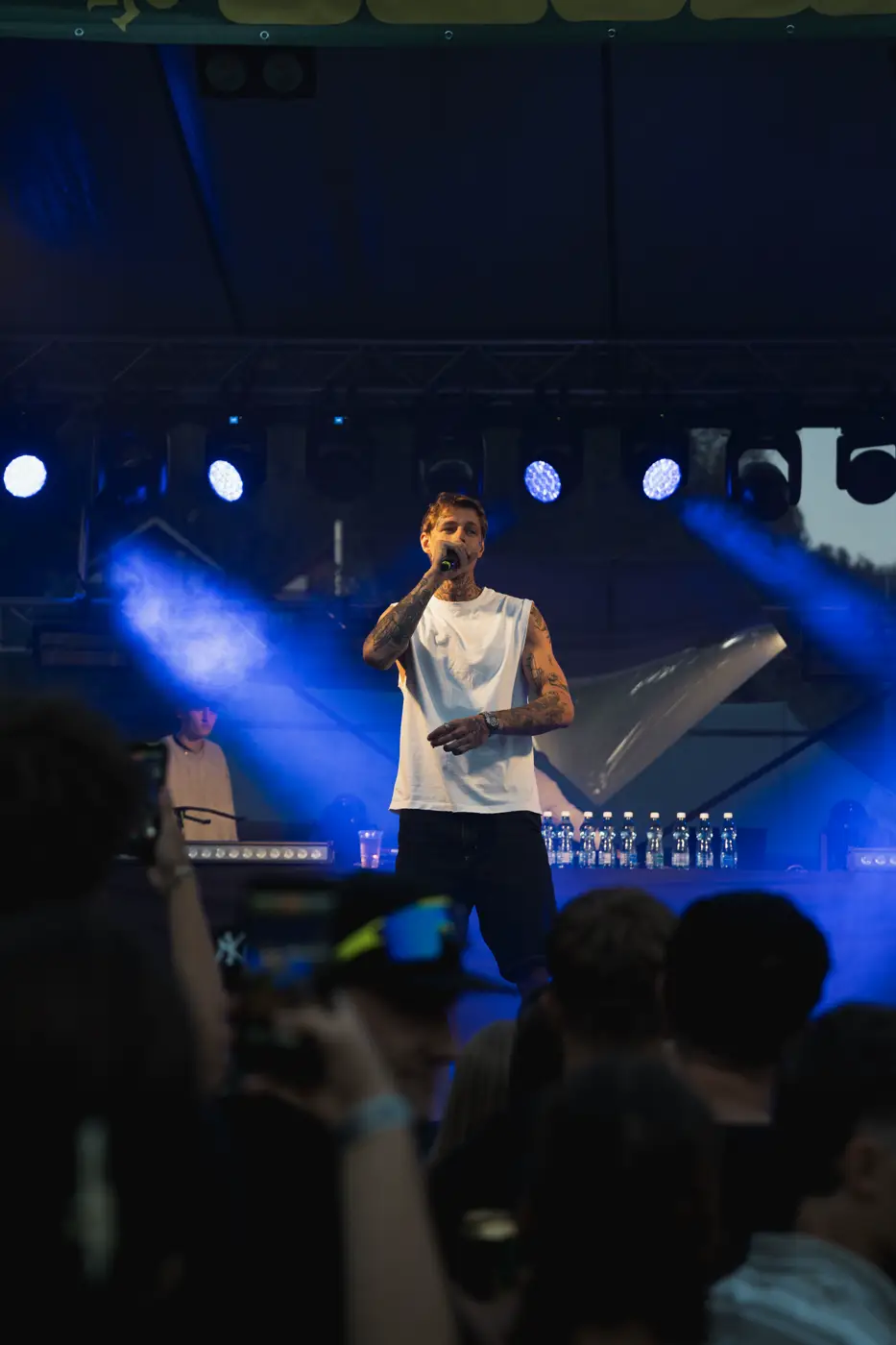 Festival TLAK 2026 — Interpret na pódiu v modrém světle