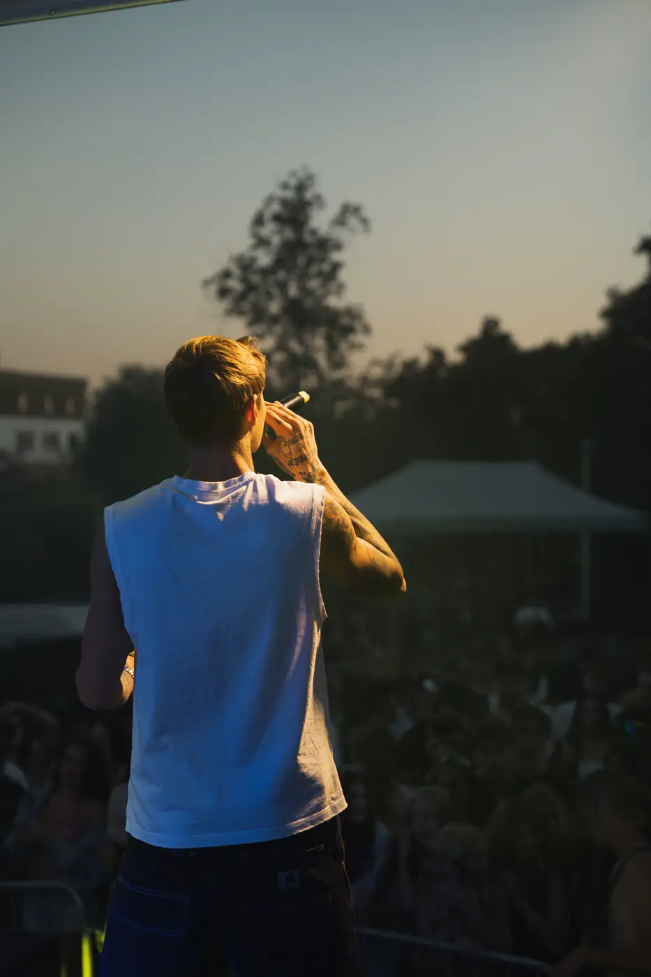 Festival TLAK 2026 — Rapper v bílém tílku před davem