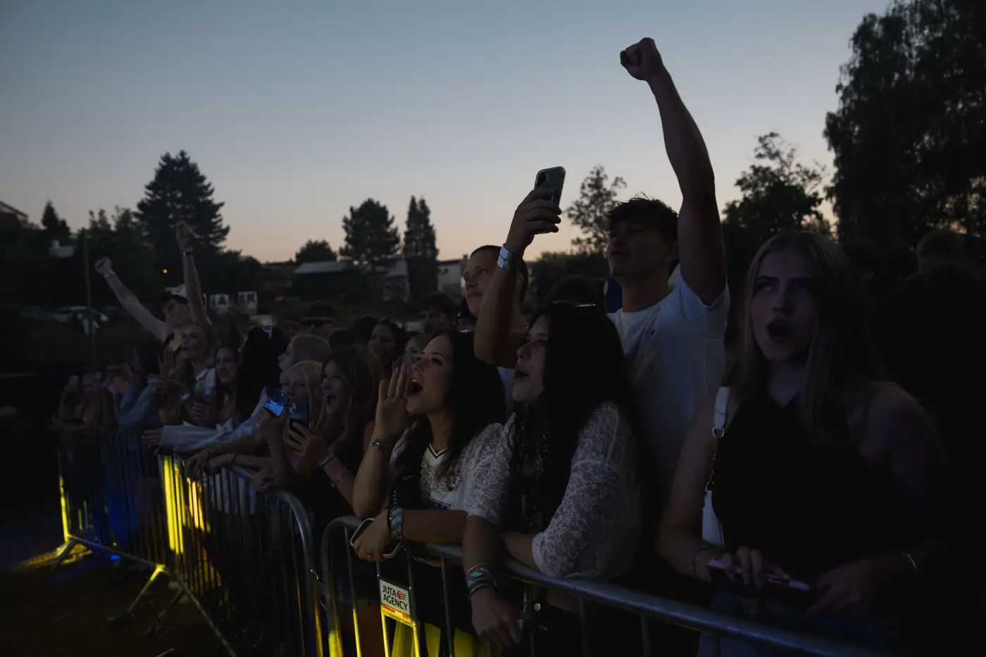 Festival TLAK 2026 — Dav u zábradlí se zdviženými pěstmi