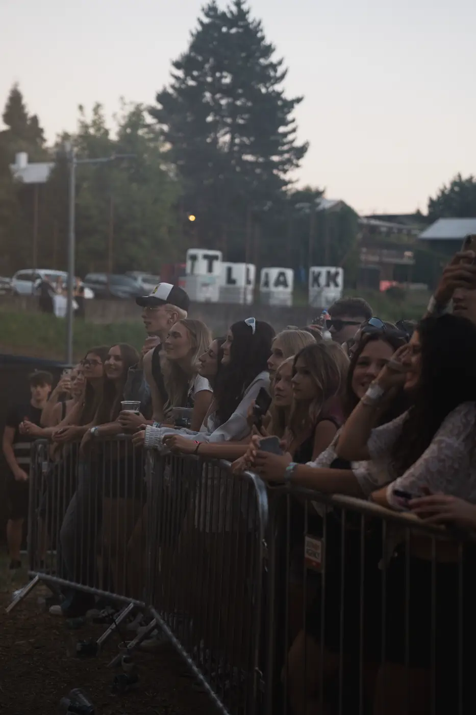 Festival TLAK 2026 — Diváci u zábradlí za soumraku
