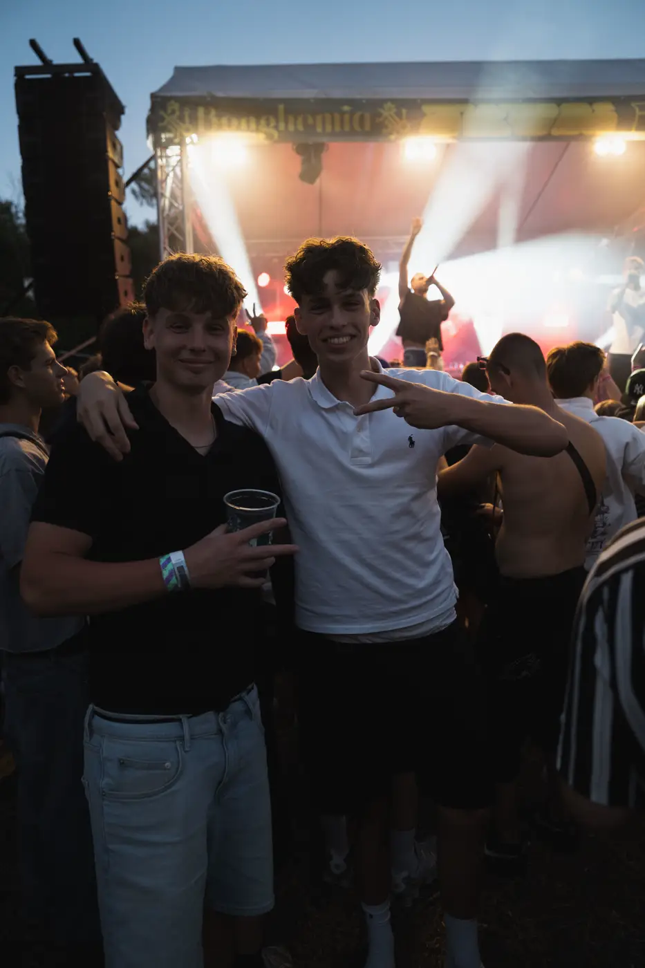 Festival TLAK 2026 — Dva návštěvníci před nasvíceným pódiem