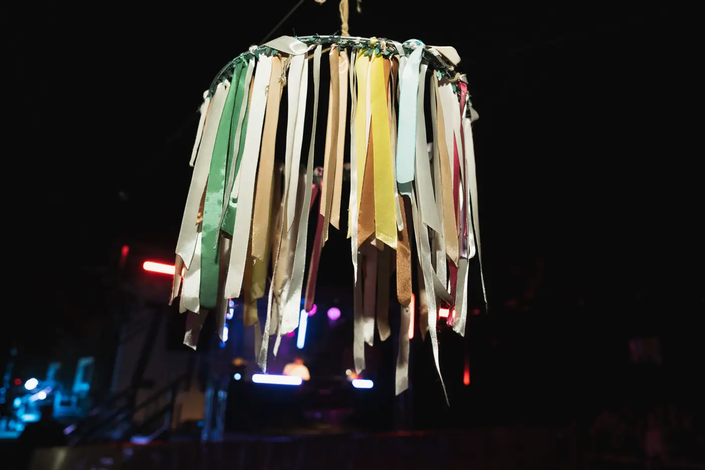 Festival TLAK 2026 — Dekorace ze stuh nad pódiem