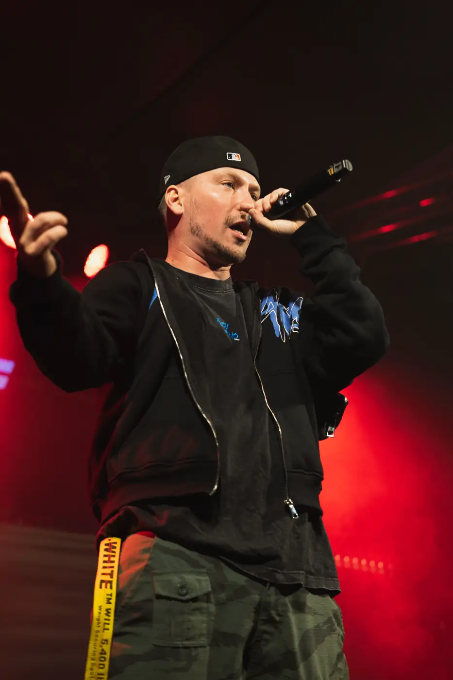 Festival TLAK 2026 — Rapper v kšiltovce v červeném světle