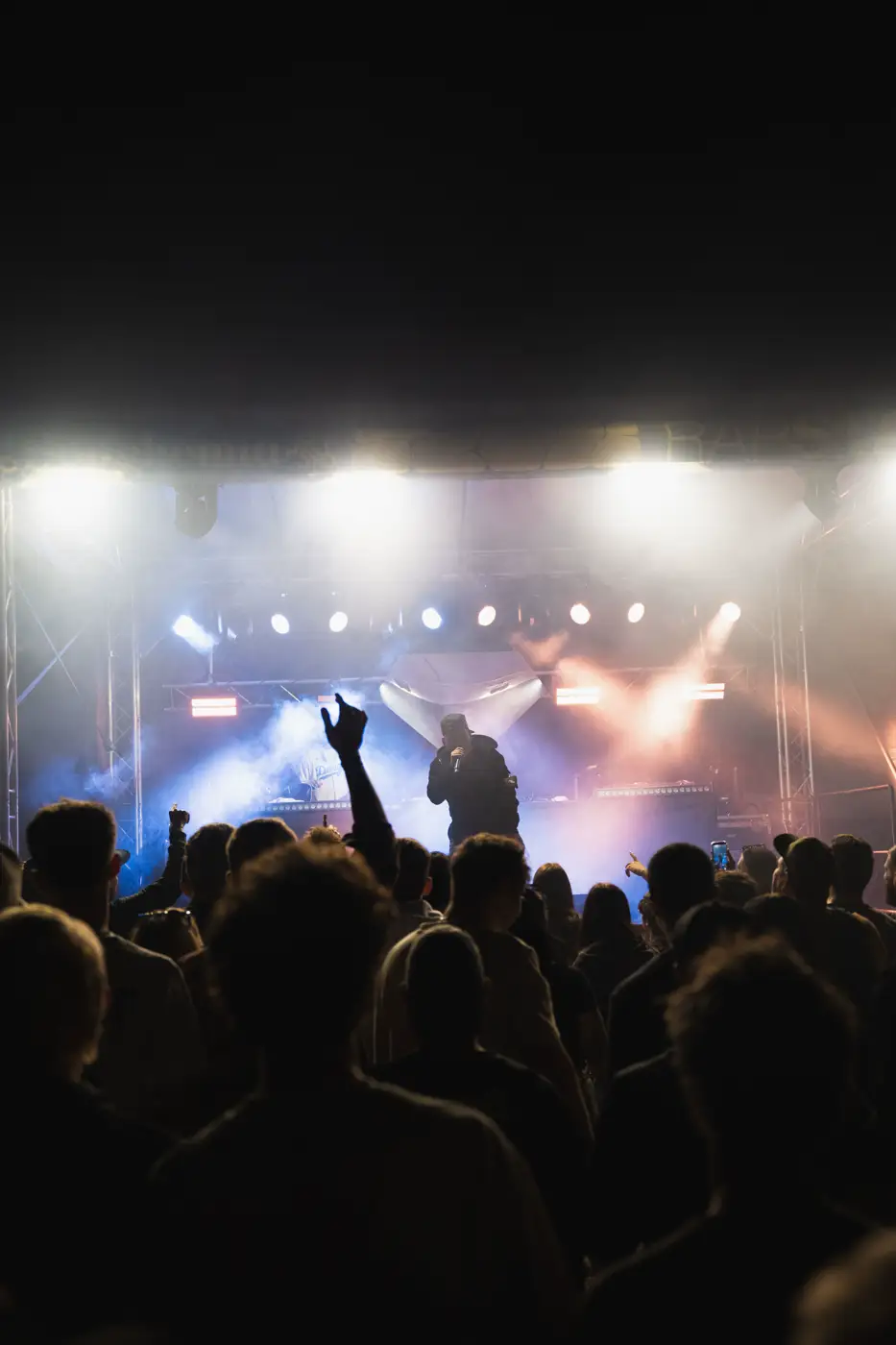 Festival TLAK 2026 — Pódium v kouři a protisvětle