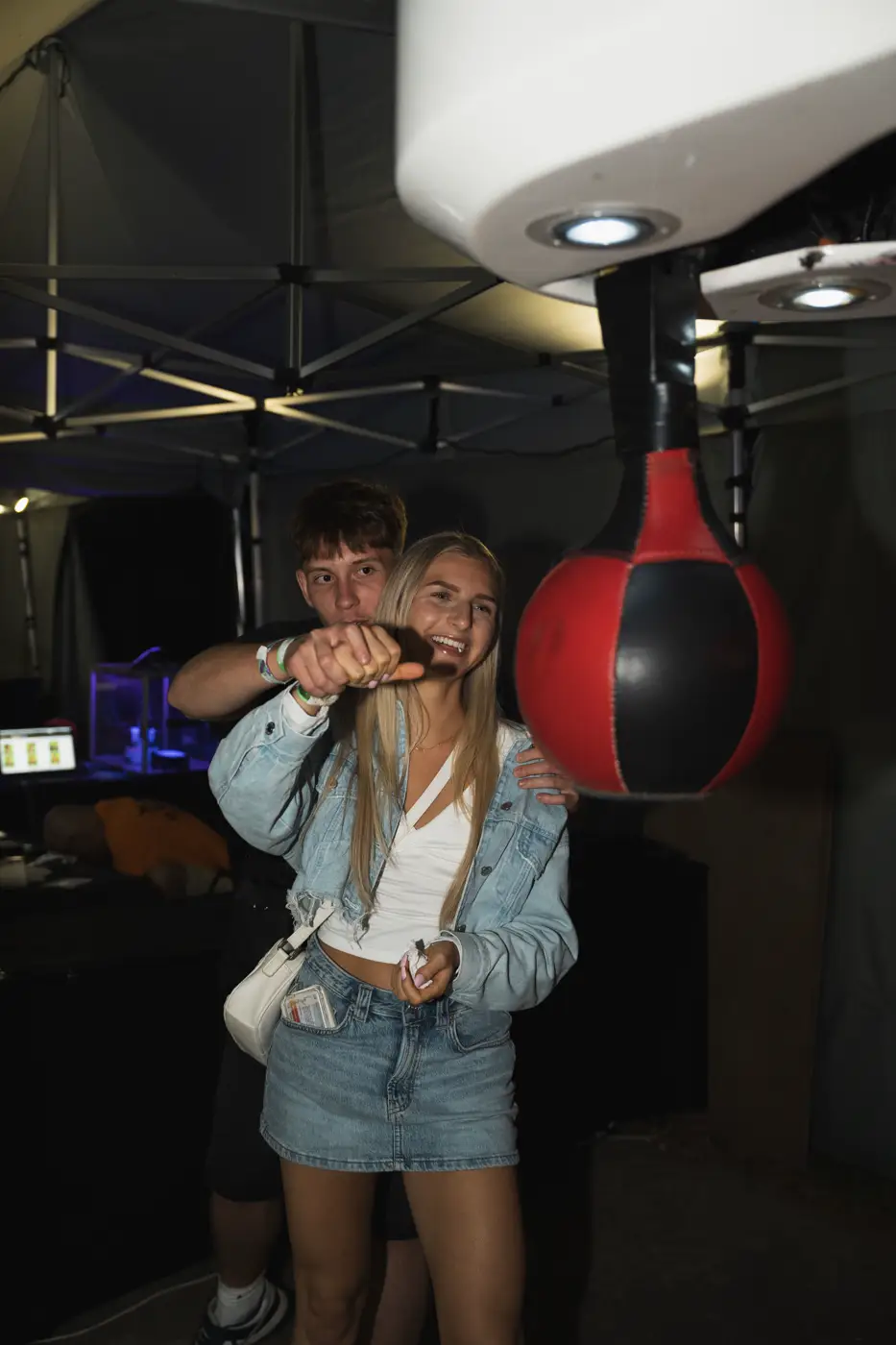 Festival TLAK 2026 — Návštěvníci u boxovacího pytle