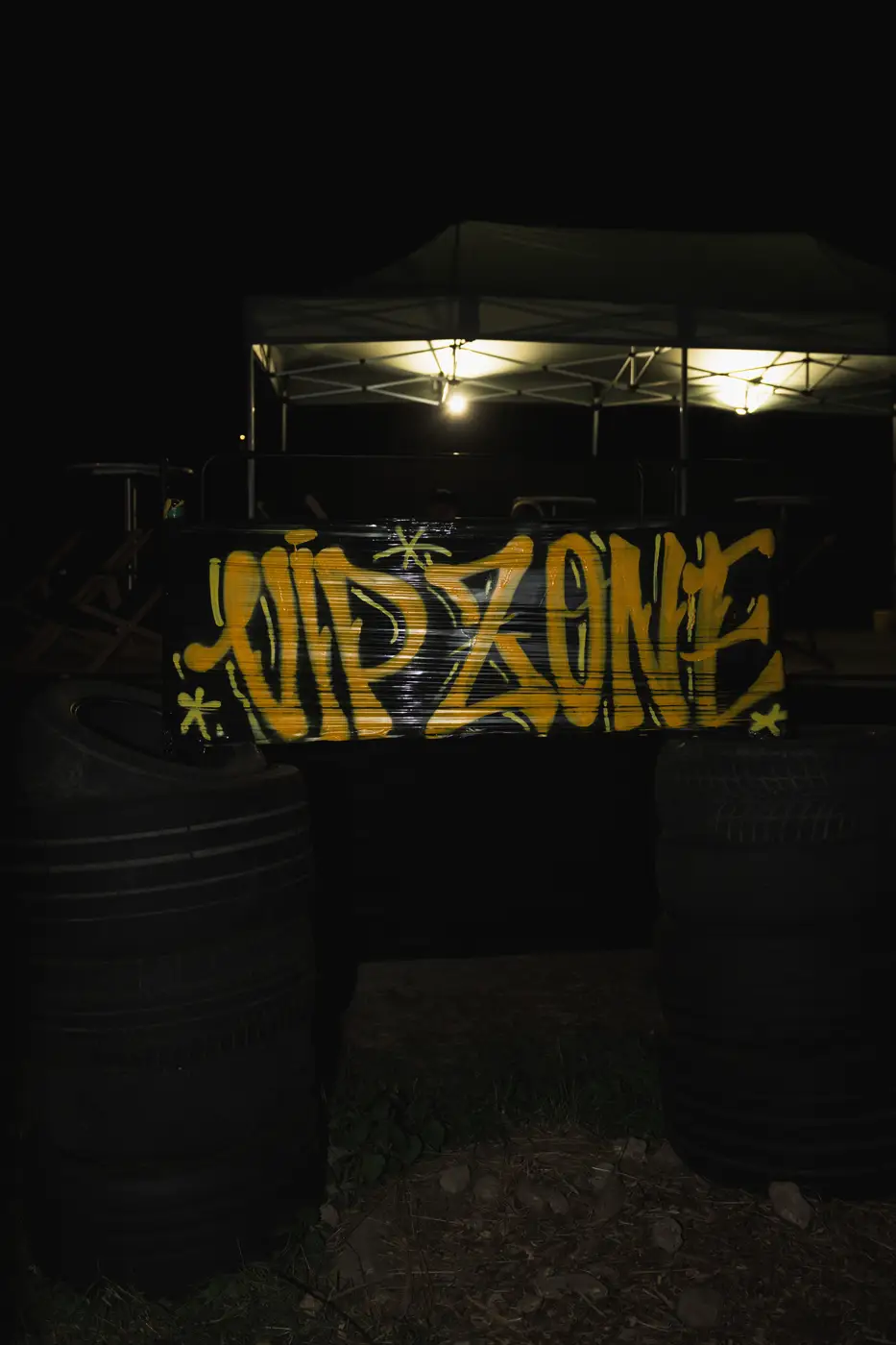Festival TLAK 2026 — Nápis VIP Zone v noci