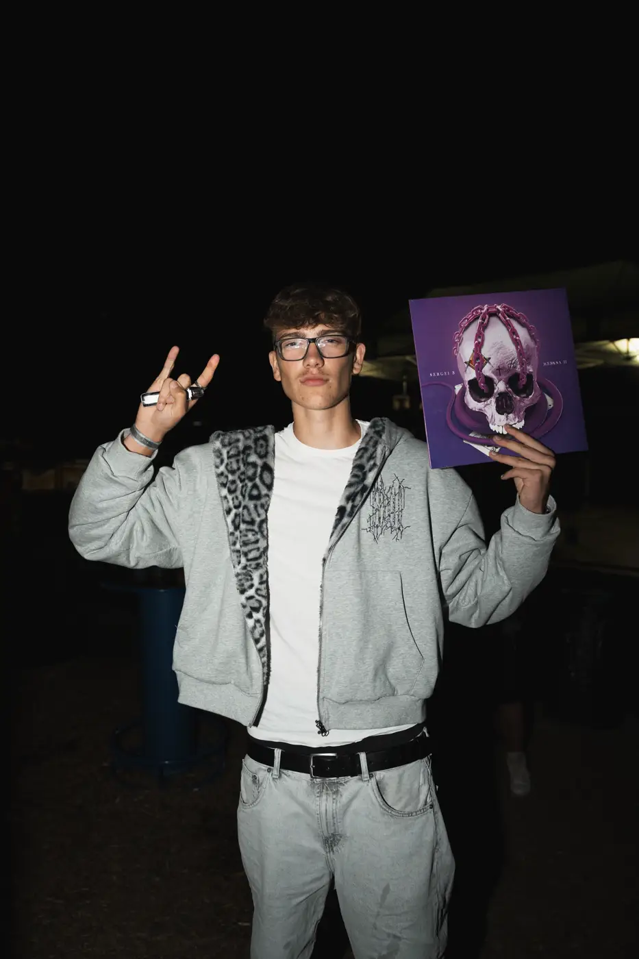 Festival TLAK 2026 — Návštěvník s merchem festivalu