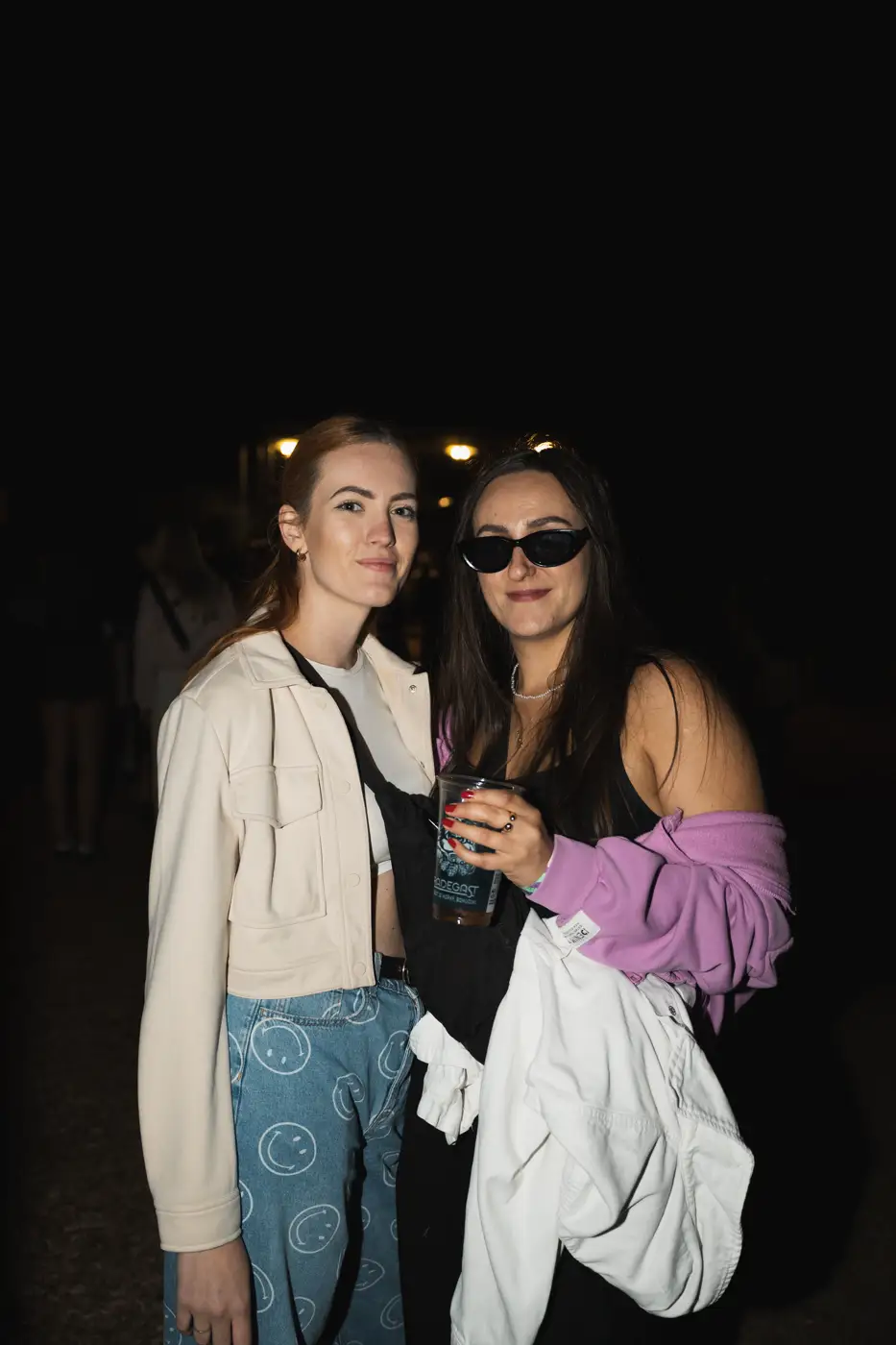 Festival TLAK 2026 — Dvě návštěvnice ve večerním areálu