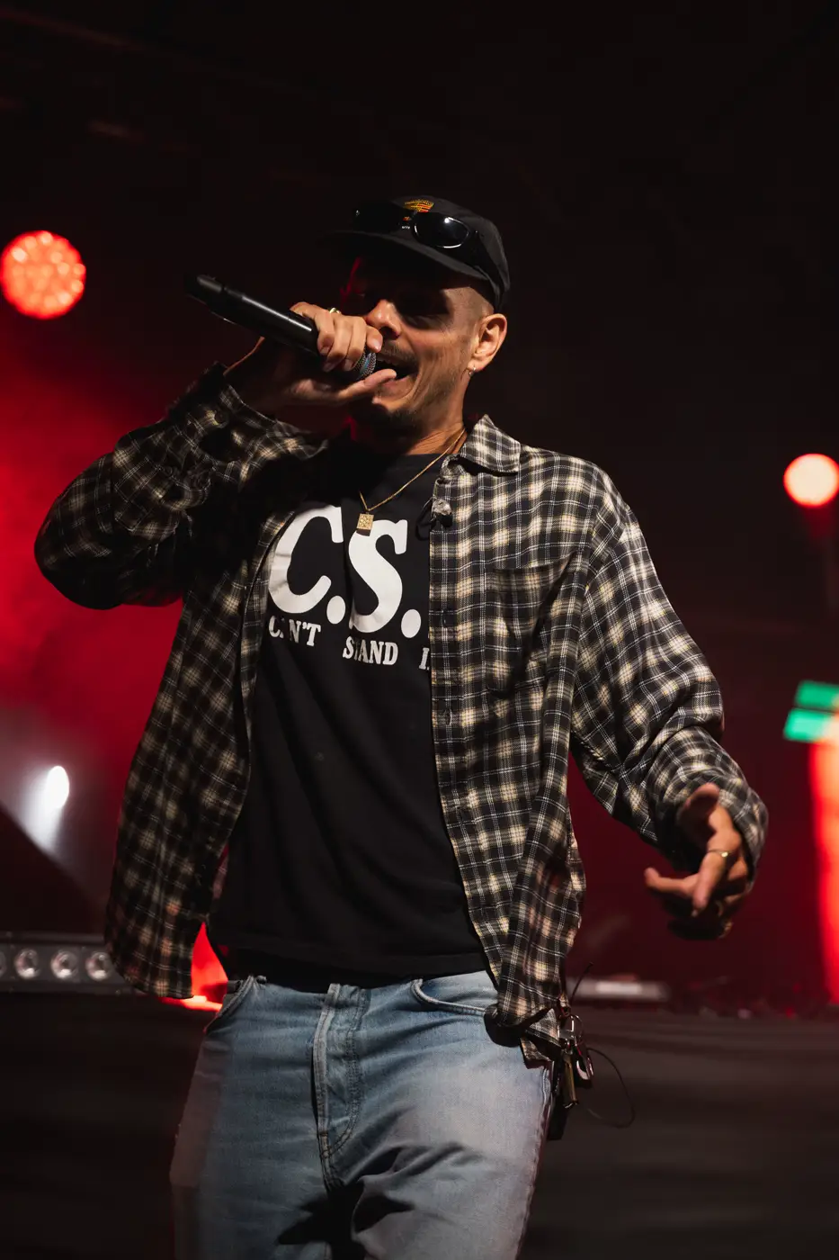 Festival TLAK 2026 — Rapper v kárované košili v červeném světle