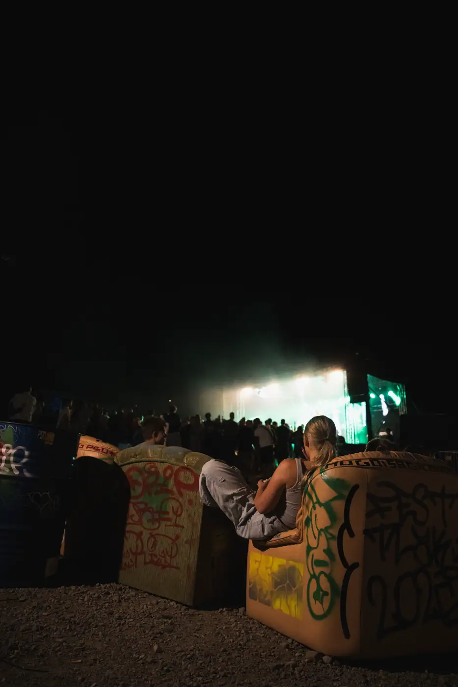 Festival TLAK 2026 — Betonové bloky s graffiti a pódium v pozadí