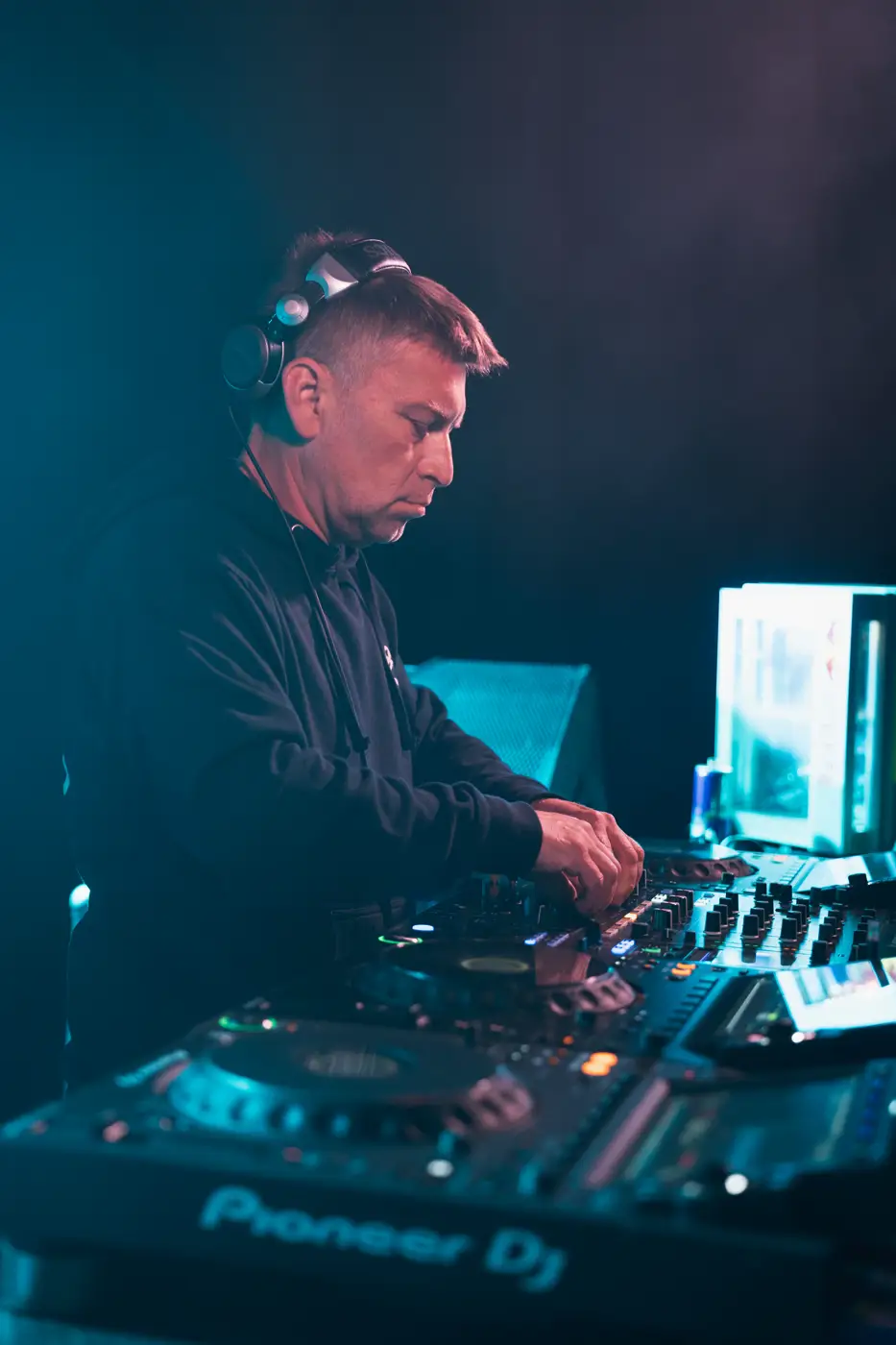 Festival TLAK 2026 — DJ za pultem v modrém světle