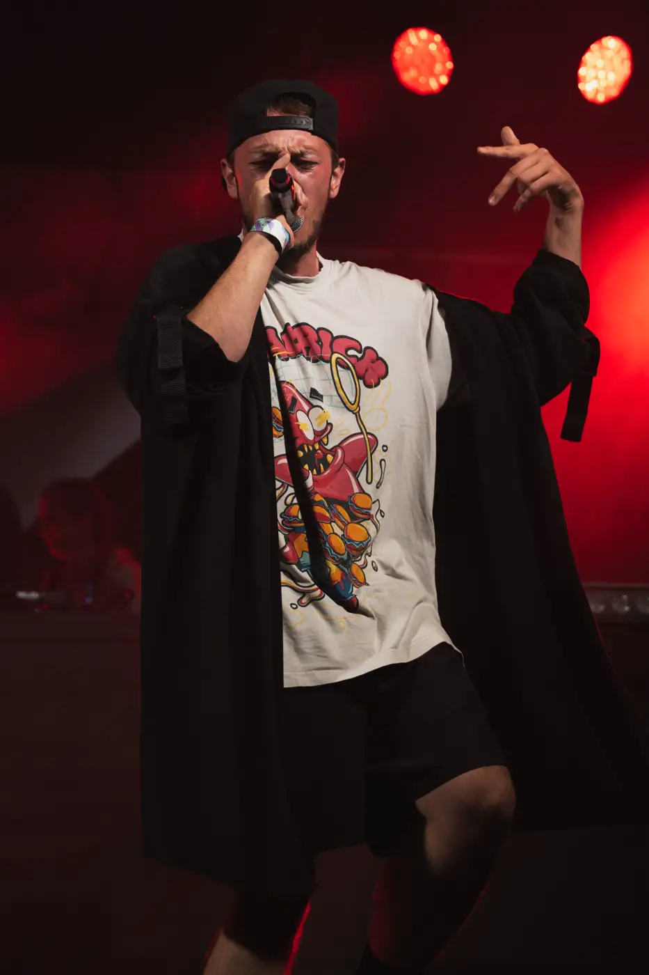 Festival TLAK 2026 — Rapper v červeném světle na pódiu