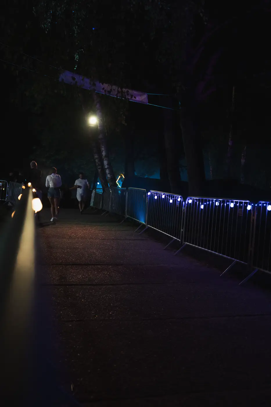 Festival TLAK 2026 — Osvětlená cesta do areálu v noci