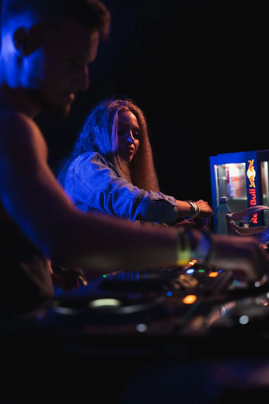 Festival TLAK 2026 — DJs za pultem během nočního setu