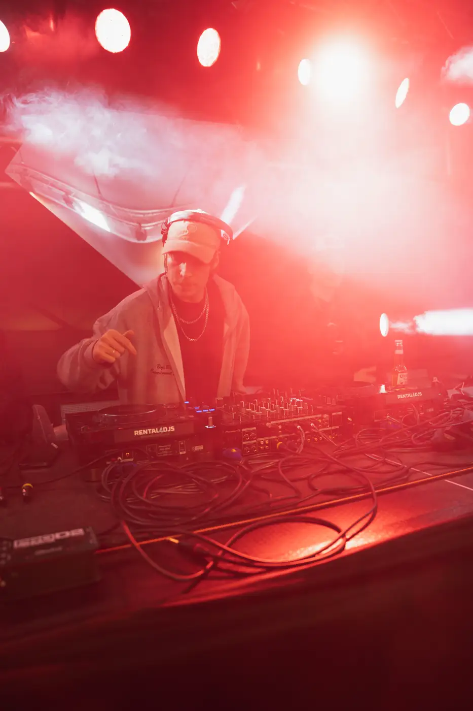 Festival TLAK 2026 — DJ v červeném kouři