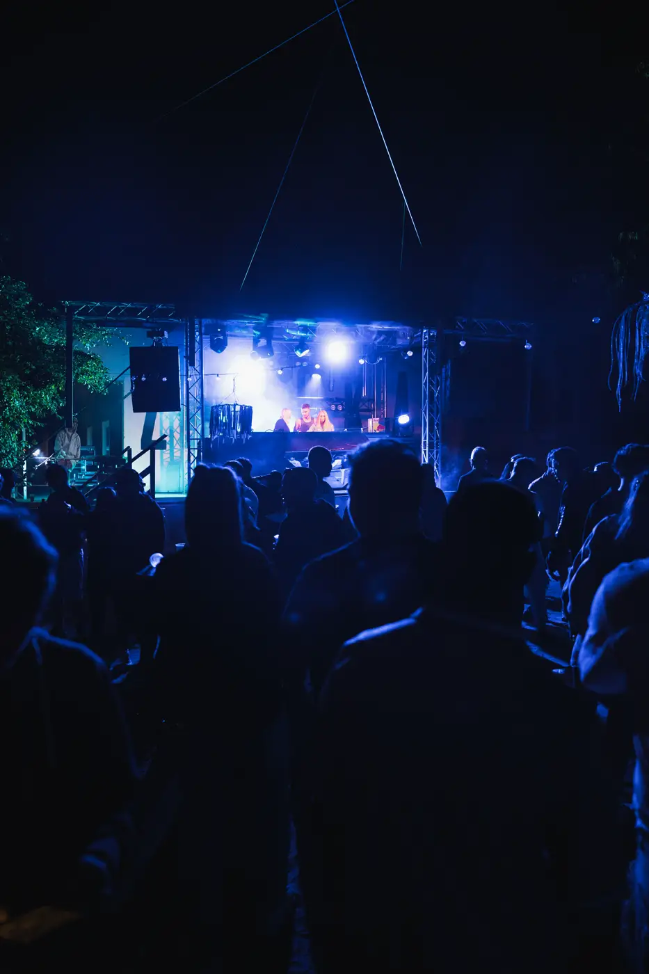 Festival TLAK 2026 — Noční dav před Electronic Stage