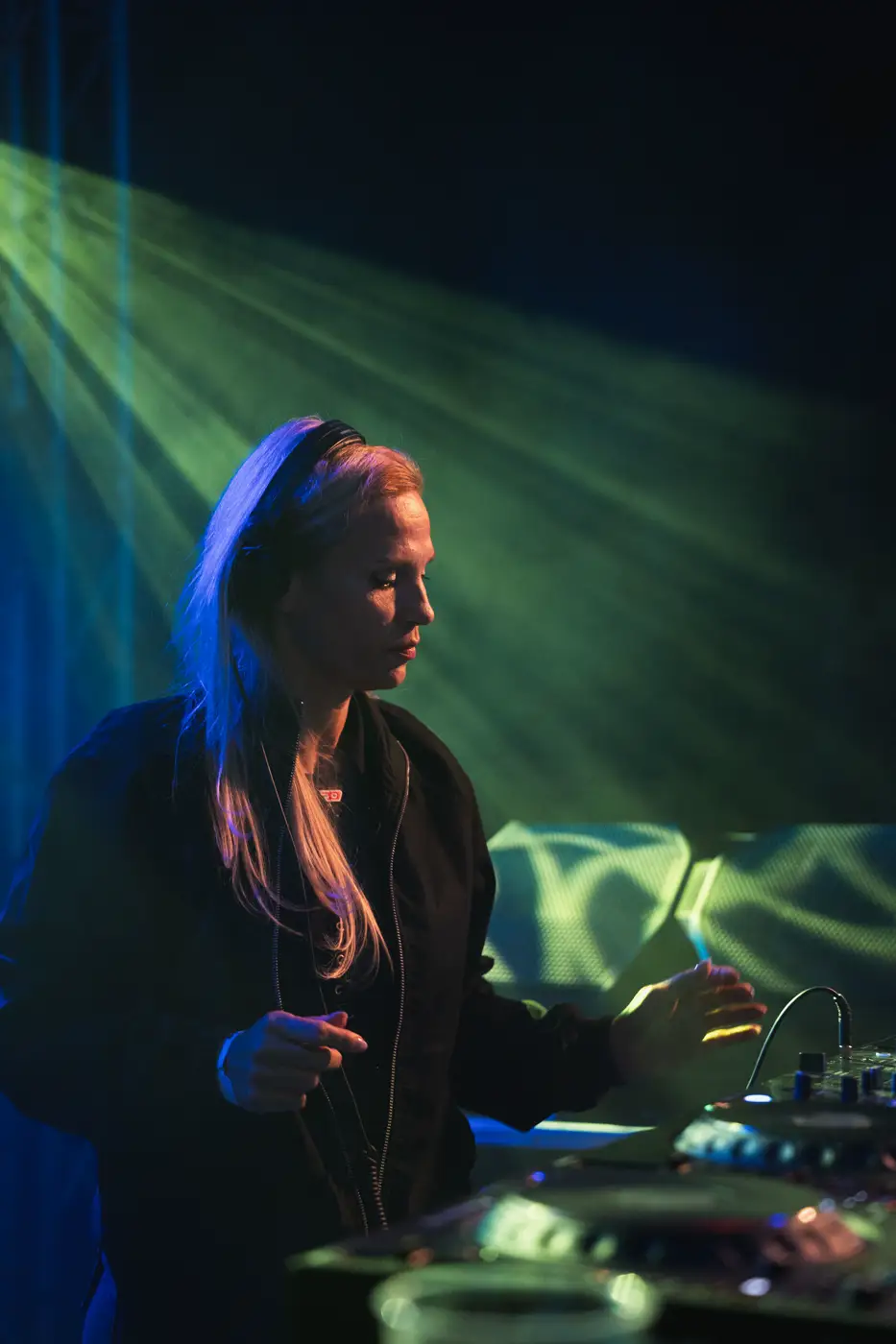 Festival TLAK 2026 — DJka v zeleném světle