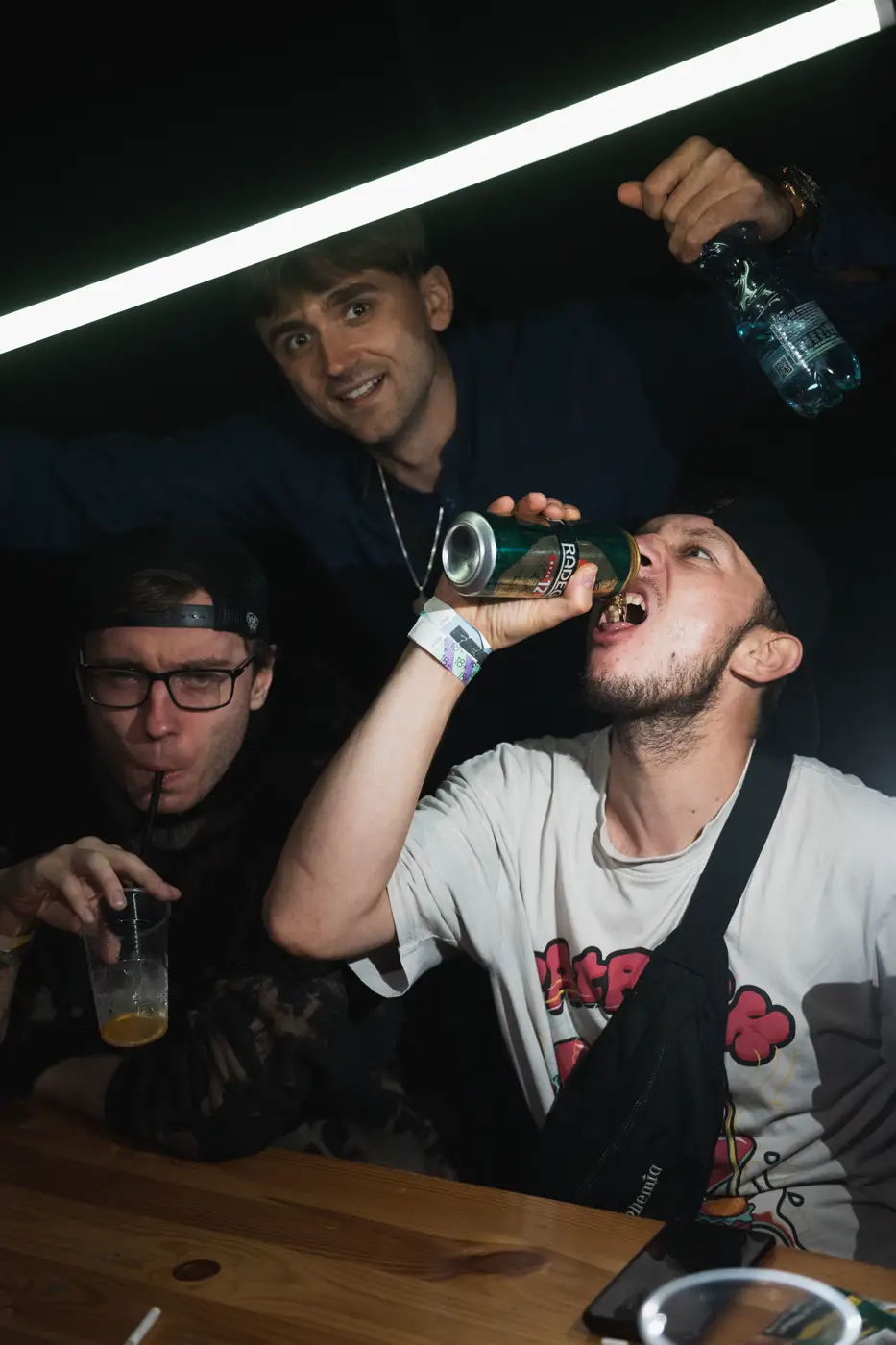 Festival TLAK 2026 — Návštěvníci u baru v noci