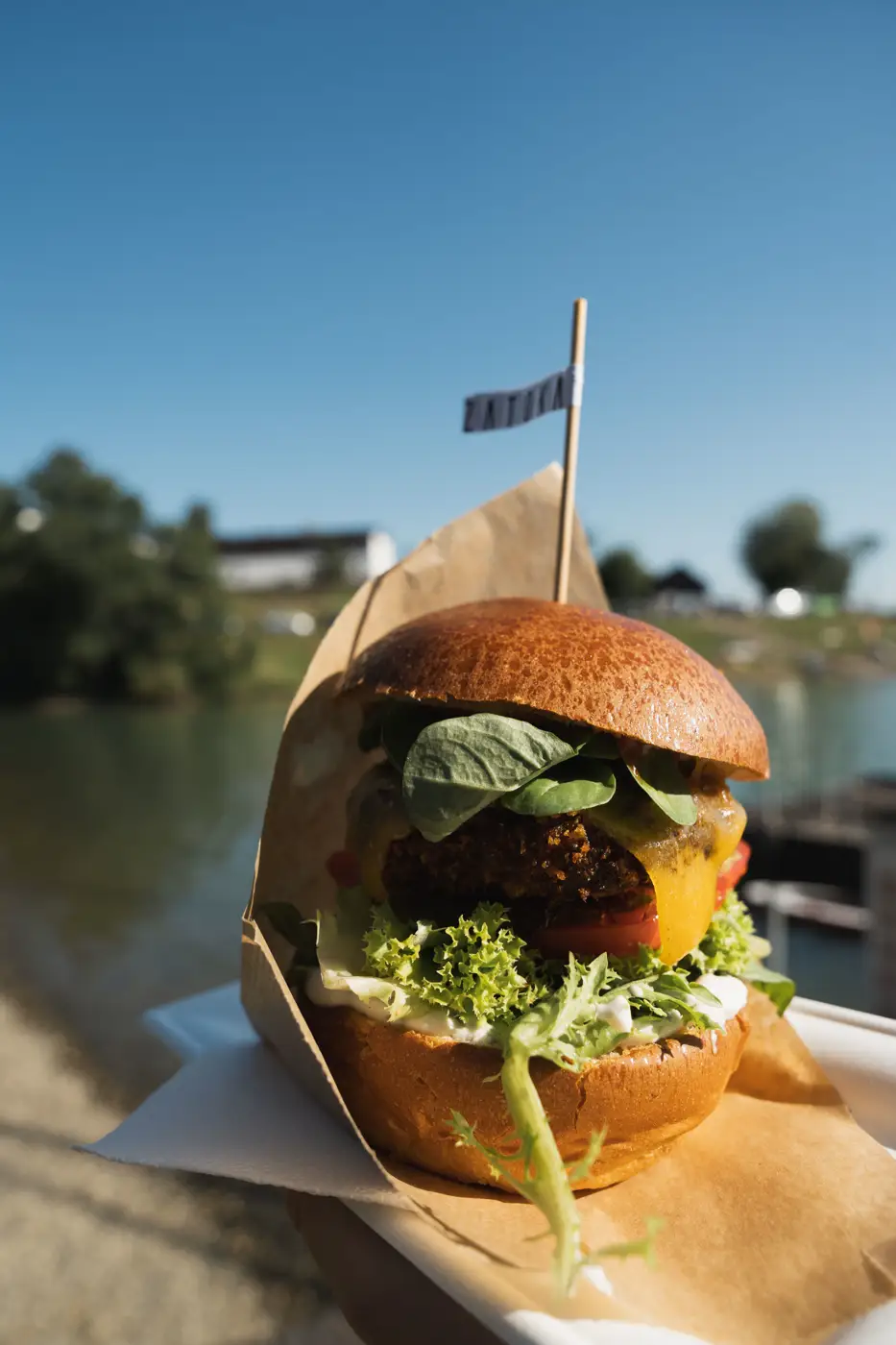 Festival TLAK 2026 — Burger ze stánku s výhledem na přehradu