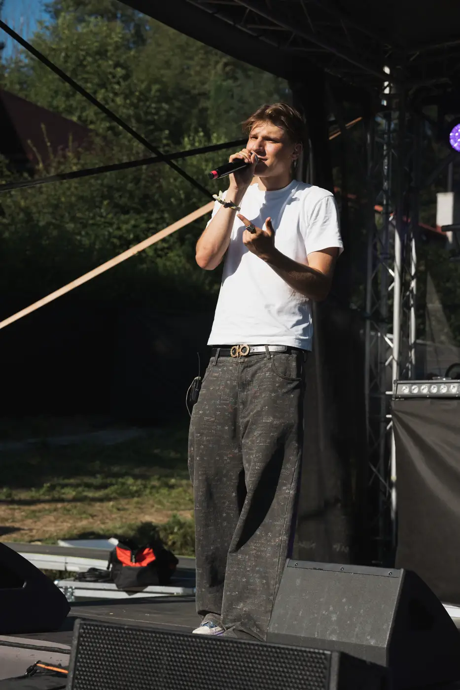 Festival TLAK 2026 — Rapper v bílém tričku na pódiu