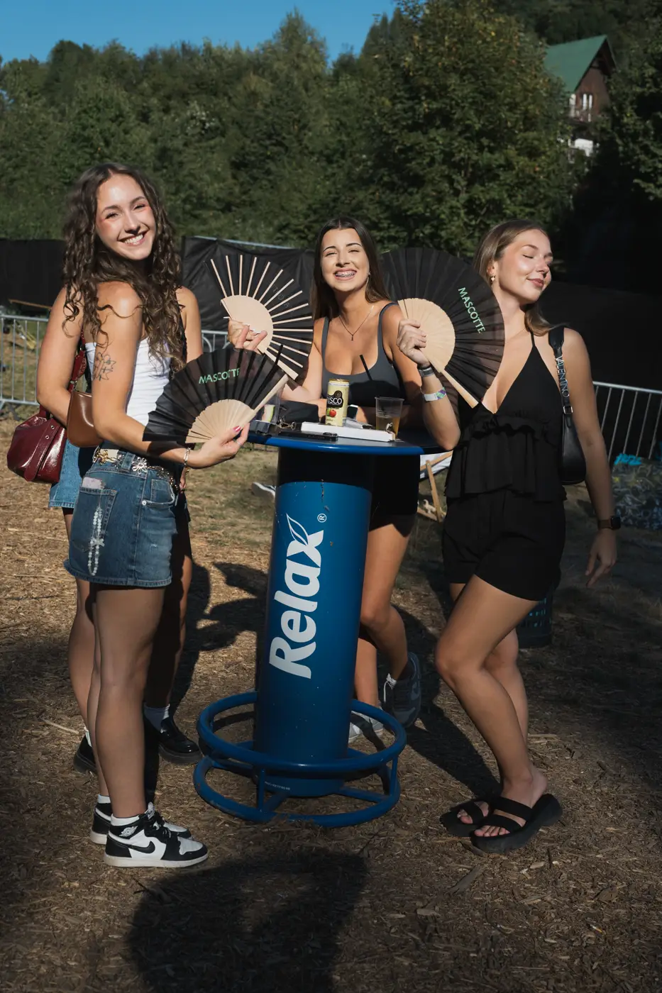 Festival TLAK 2026 — Návštěvnice u stolku v areálu