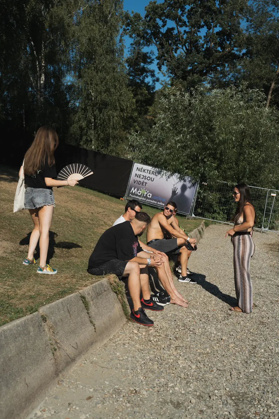 Festival TLAK 2026 — Návštěvníci odpočívají u břehu