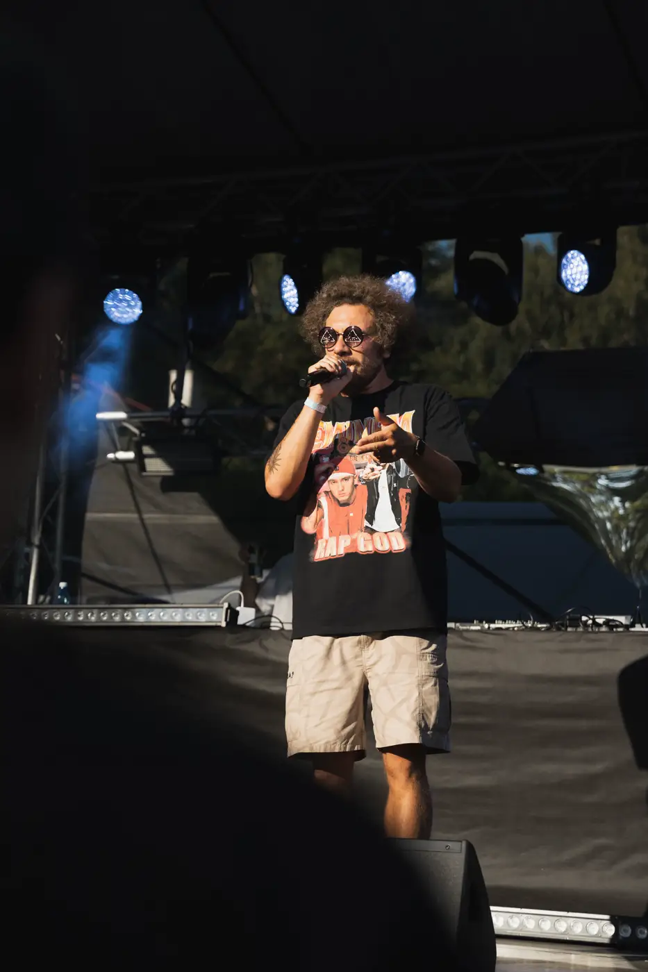 Festival TLAK 2026 — Rapper na pódiu v odpoledním slunci