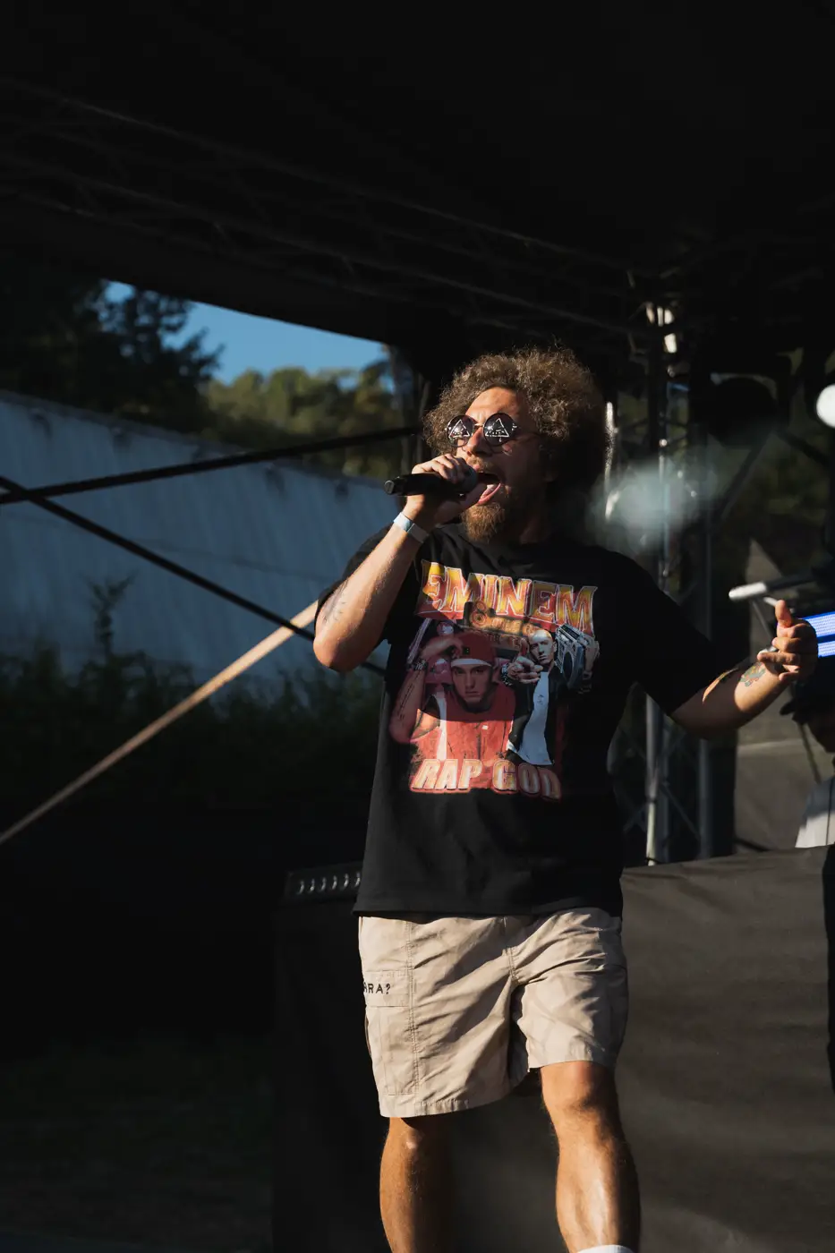 Festival TLAK 2026 — Interpret s mikrofonem u vody