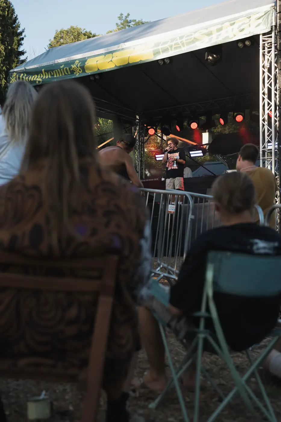 Festival TLAK 2026 — Pohled přes dav na odpolední koncert