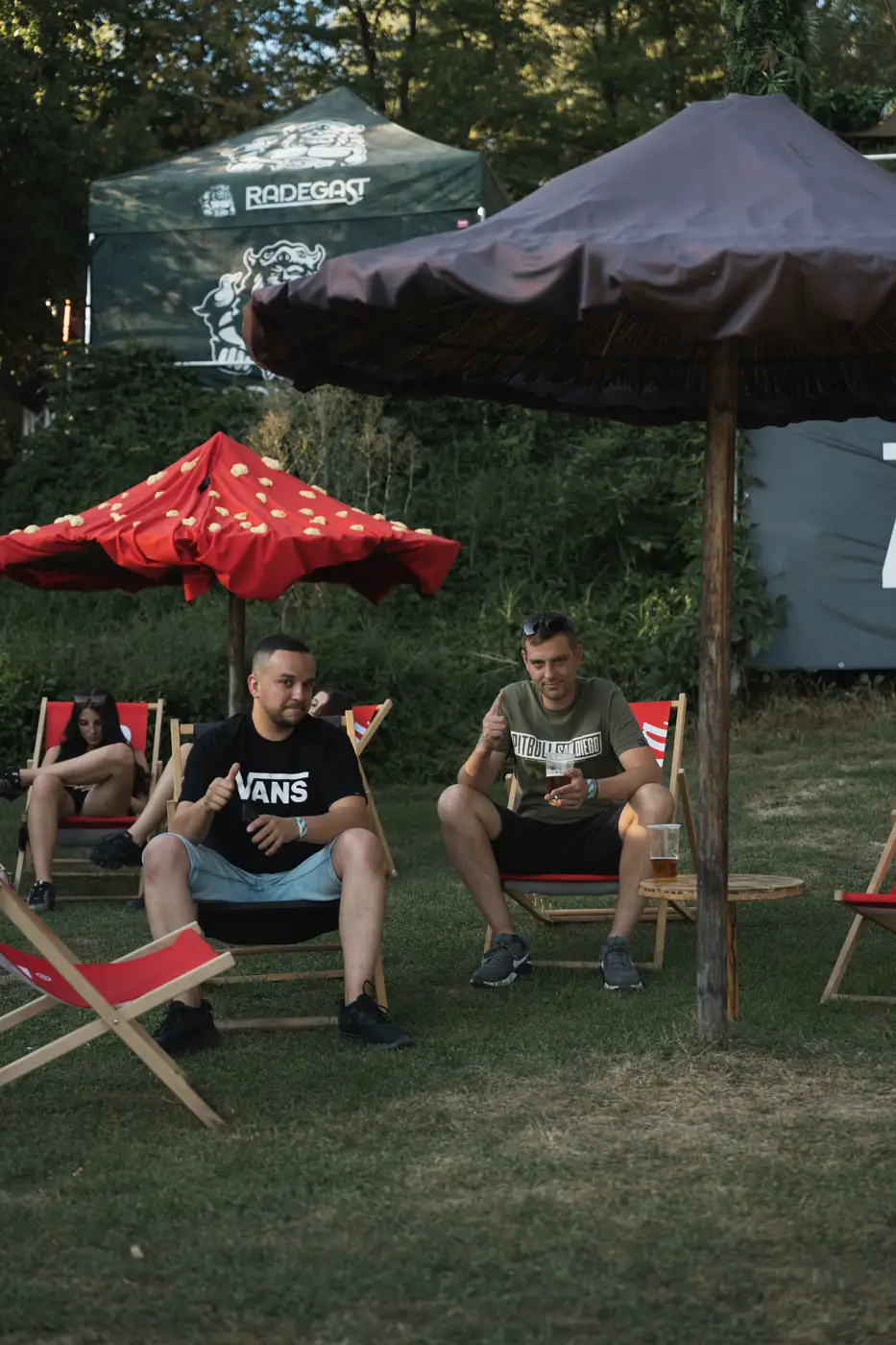 Festival TLAK 2026 — Lehátka pod slunečníky v chill zóně