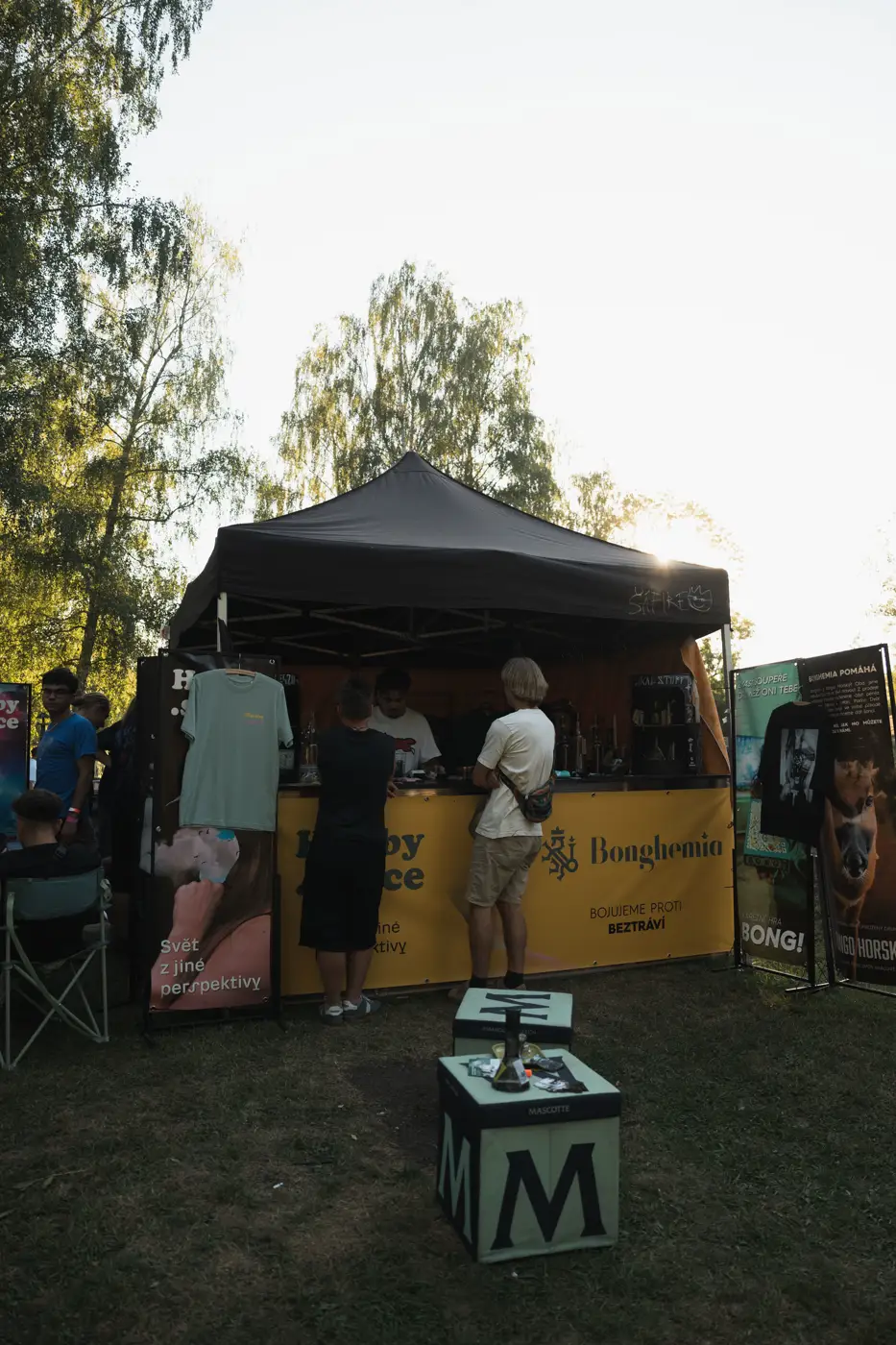 Festival TLAK 2026 — Stánek Bonghemia v podvečer