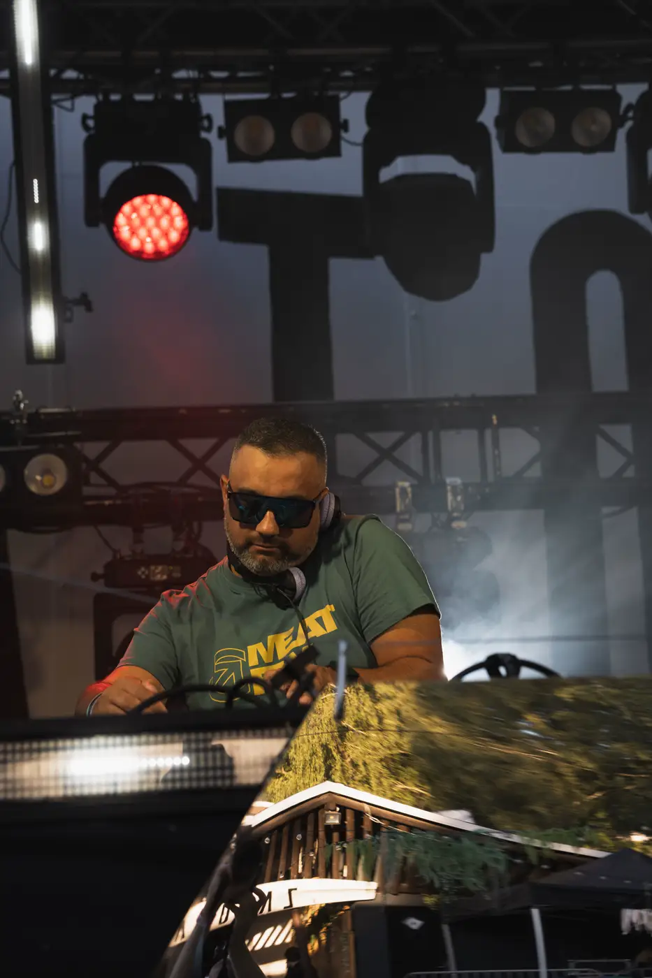Festival TLAK 2026 — DJ za pultem během večerního setu