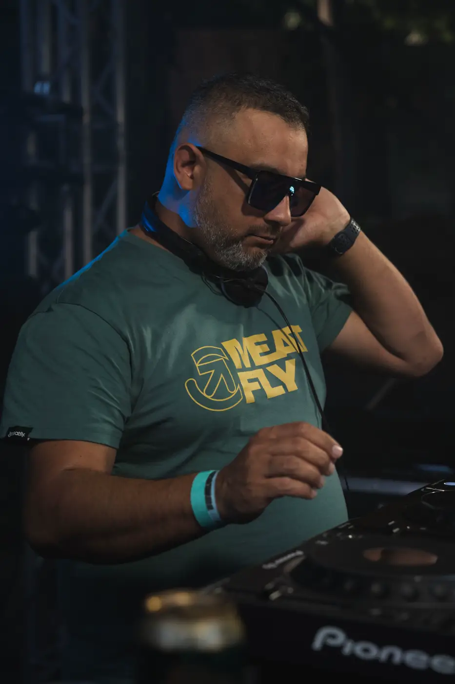 Festival TLAK 2026 — DJ v brýlích za mixážním pultem