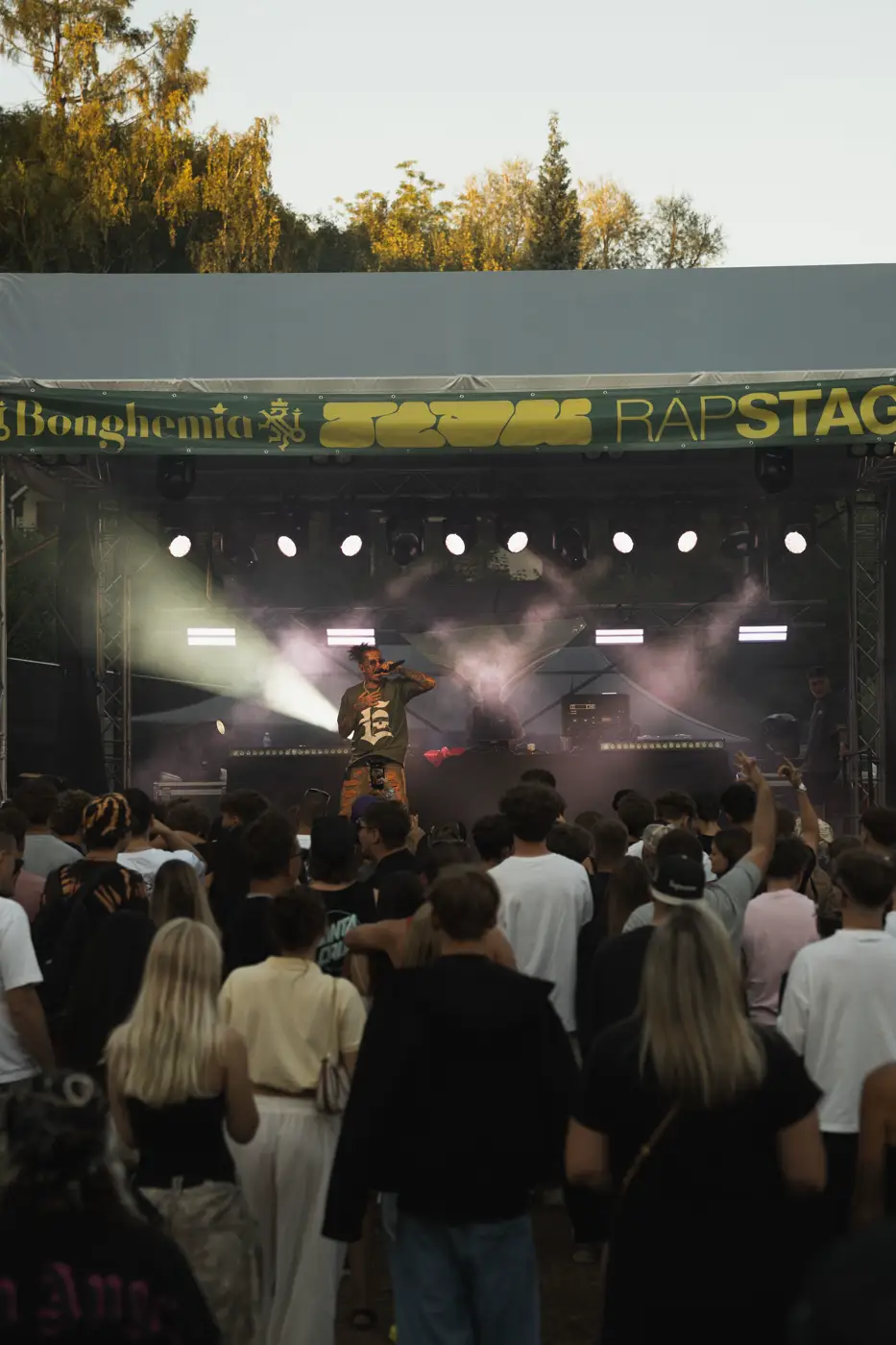 Festival TLAK 2026 — Dav před Rap Stage za soumraku