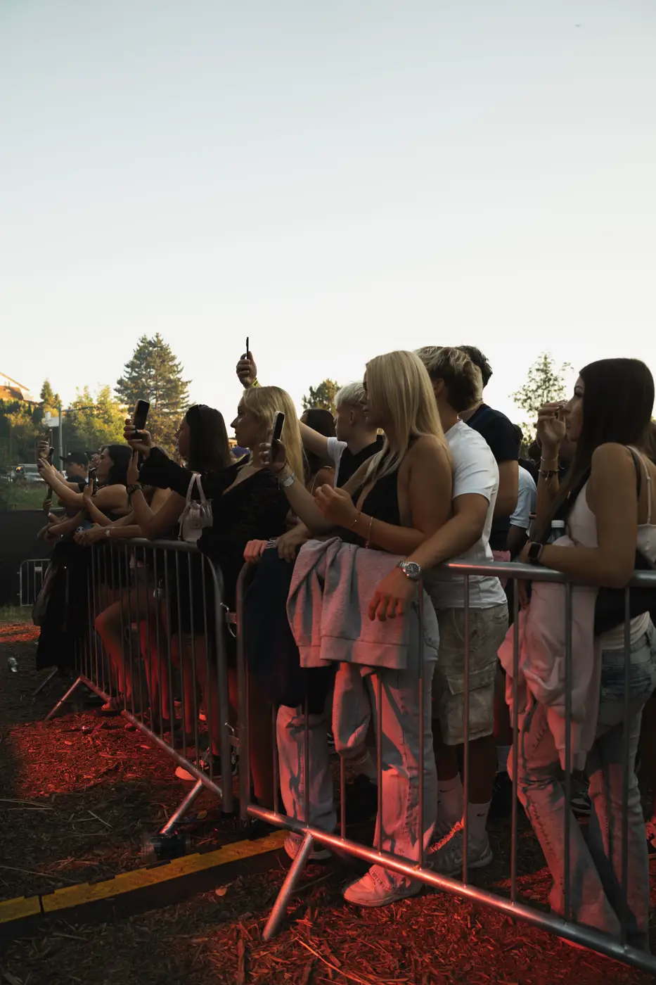 Festival TLAK 2026 — Diváci u zábradlí v červeném světle