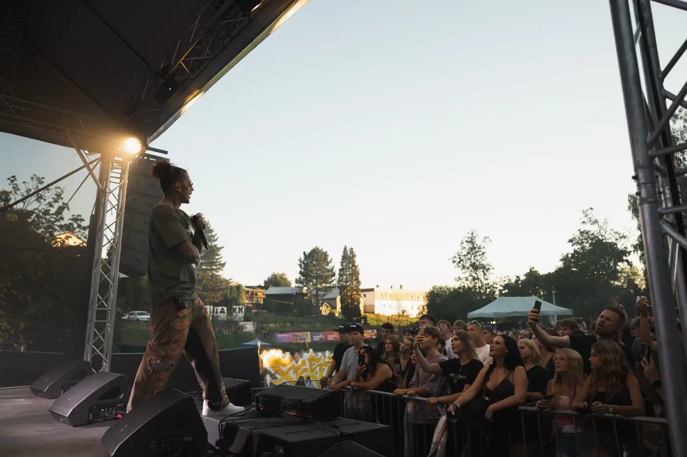 Festival TLAK 2026 — Vystoupení na pódiu při západu slunce