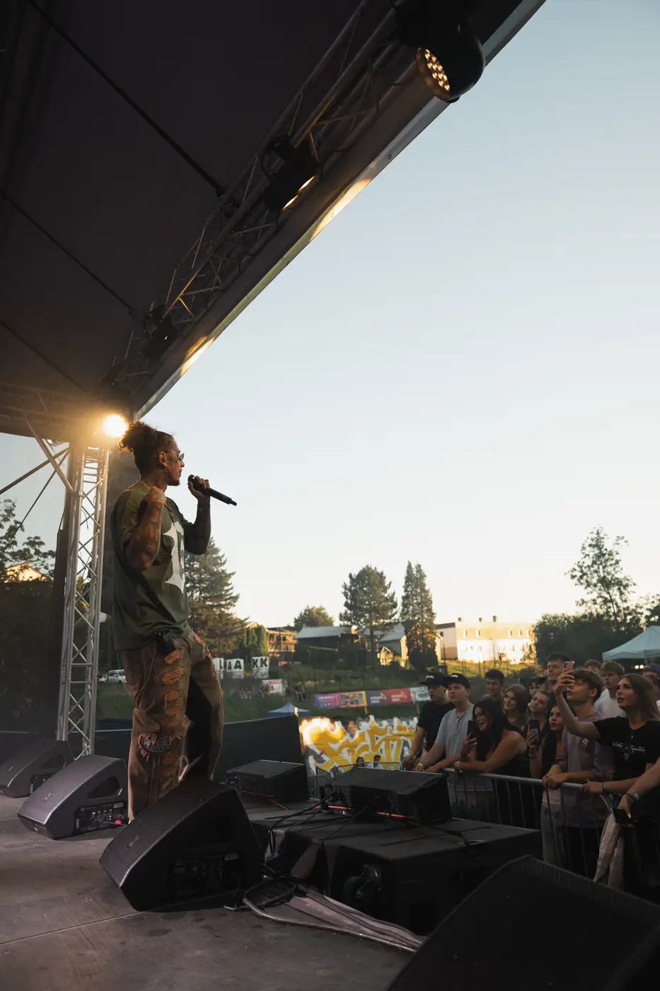 Festival TLAK 2026 — Interpret na pódiu před davem